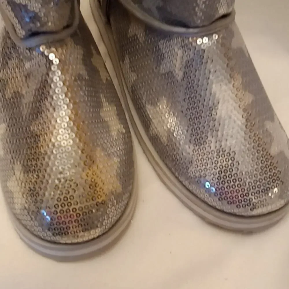 NWT Metallic silver boots with Stars girls size 5